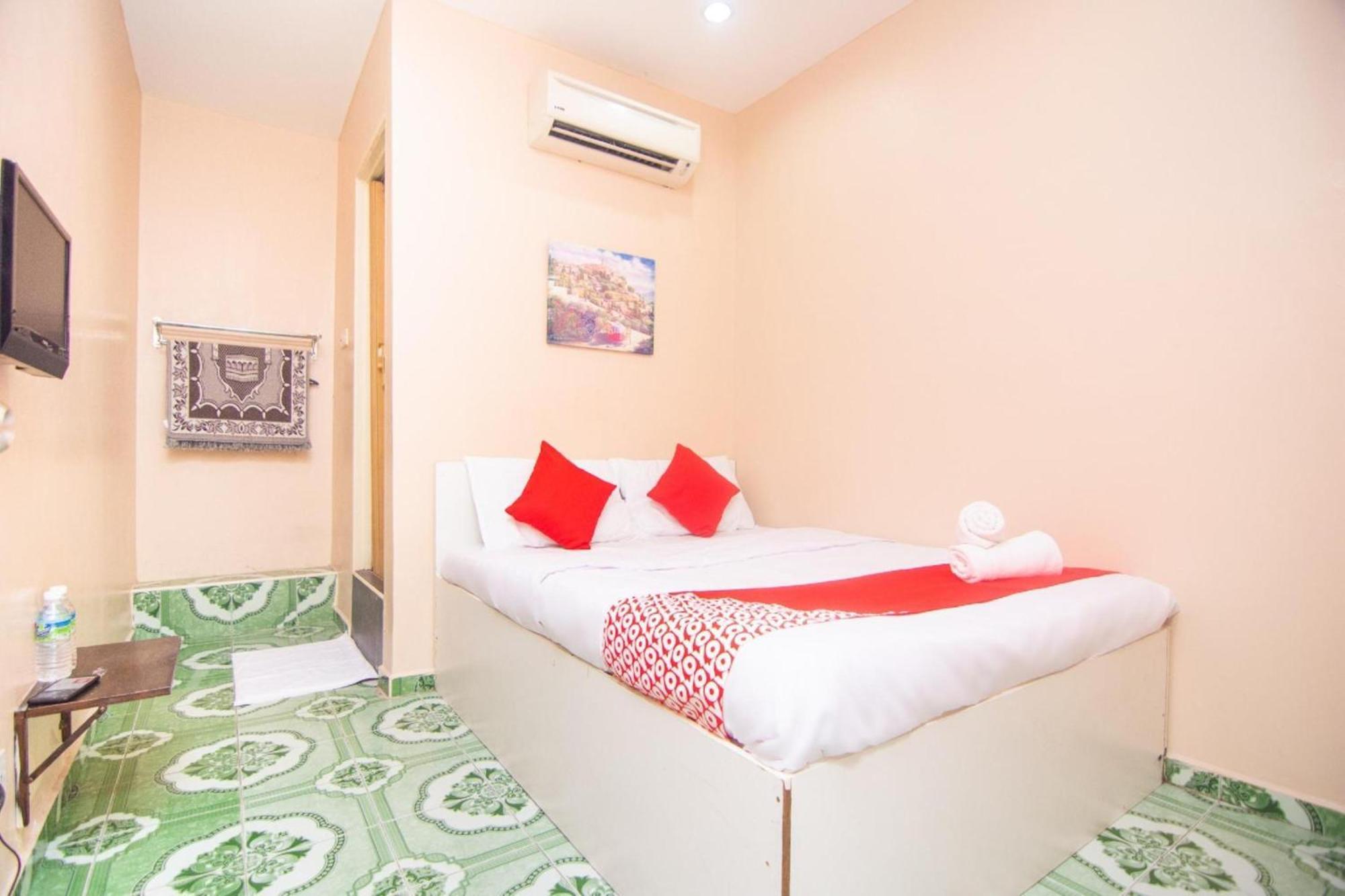 Oyo 1224 Hotel Hajah Rohayah Tanjong Malim Exterior photo